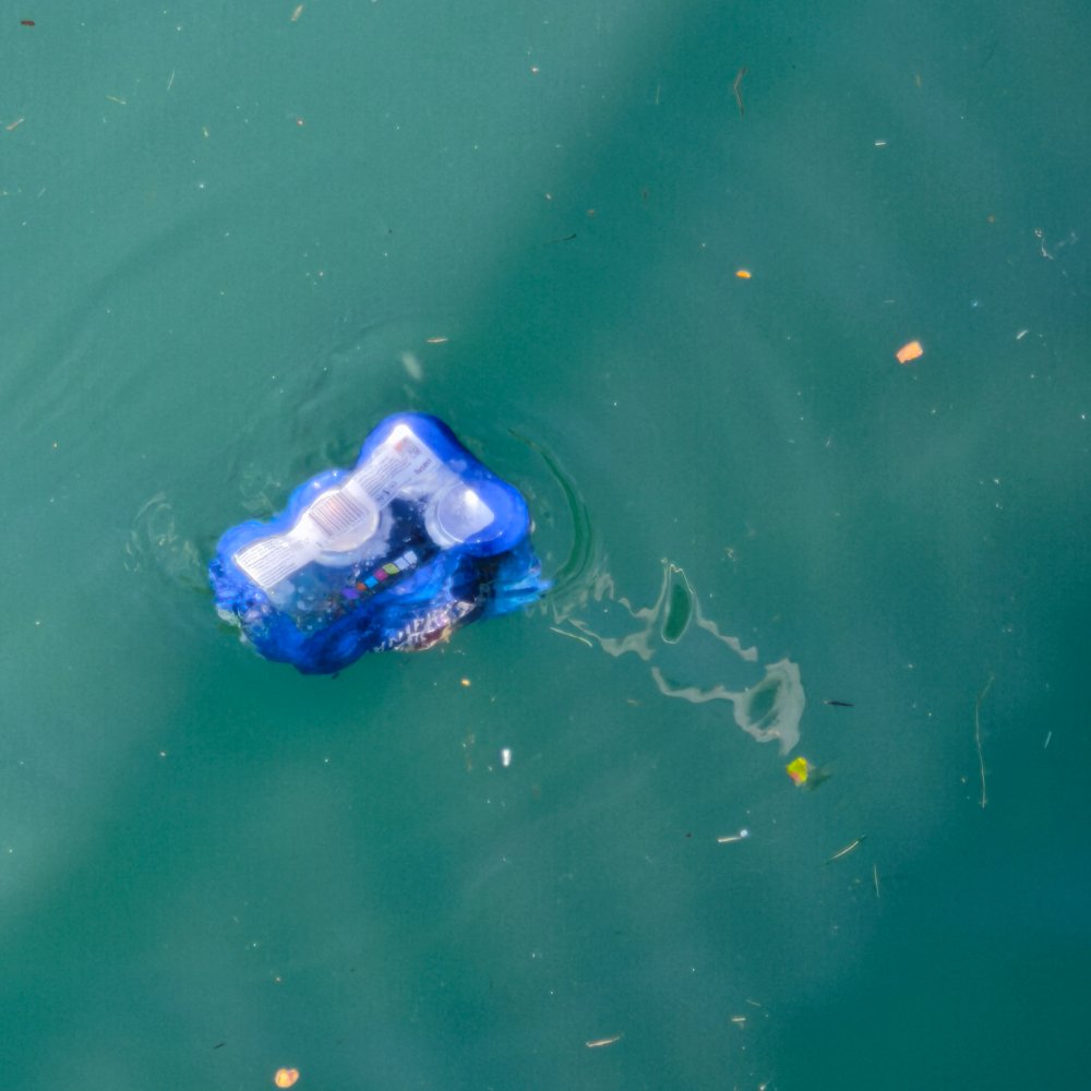 Пенные судьбы на изумрудной воде
